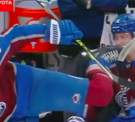 🎥 | Met de schrik vrij! IJshockeyer krijgt schaats van medespeler bíjna in het gezicht