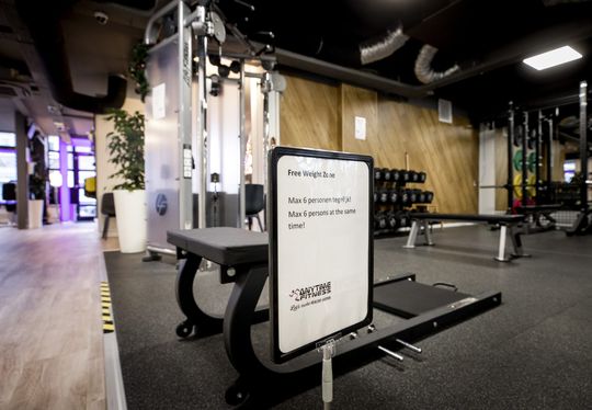 NOOO! 🤯 Sportscholen en zwembaden waarschijnlijk nog langer dicht