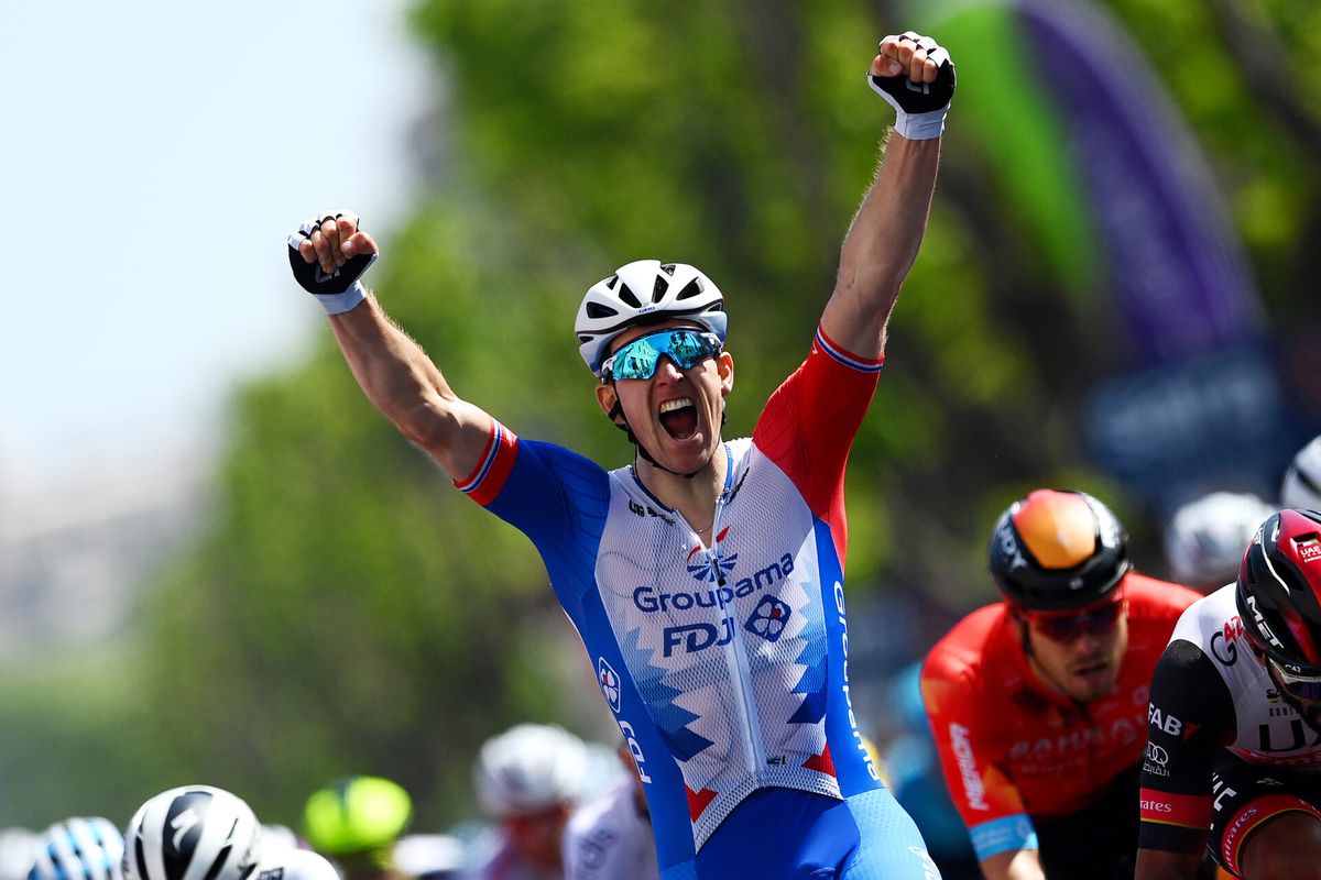 Arnaud Démare wint massasprint in 6e etappe Giro d'Italia en pakt zo 2e rit op rij
