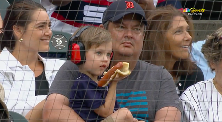 🎥 | Ach gossie: jonge honkbalfan laat véél te grote hotdog per ongeluk vallen