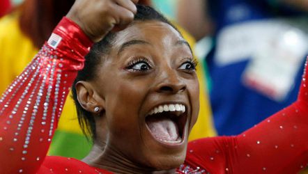 Koningin van Rio Simone Biles pakt derde turngoud