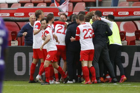 Wereldgoal Simon Gustafson bezorgt FC Utrecht een plekje in play-off-finale