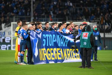 📸🇺🇦 | IN BEELD: Voetbalclubs in Europa steunen Oekraïne met teksten, gebaren en spandoeken