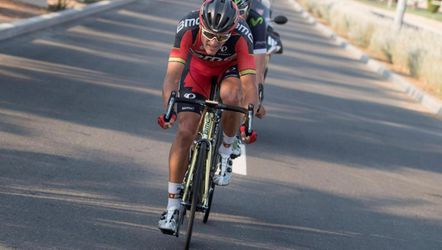 Van Avermaet snel terug op de fiets na breukje in enkel