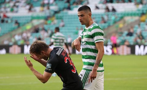 PSV kijkt met schuin oog naar Celtic - Midtjylland, waar 2 rode kaarten vallen