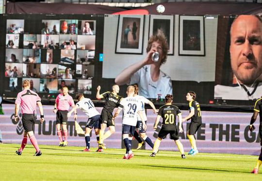 📸 | Denemarken pakt voetbal heel anders aan: duizenden fans op grote schermen