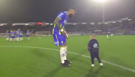 😂🎥 | Klein, lief jochie doet toss van RKC tegen VVV op zijn manier en gooit munt weg