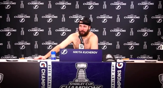 🎥 | Dronken Stanley Cup-winnaar Nikita Kucherov geeft interview in blote bast: 'Come on!'