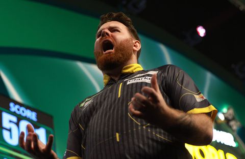 Scott Williams en Martin Schindler hervatten WK darts in stijl: Williams wint na tiebreak