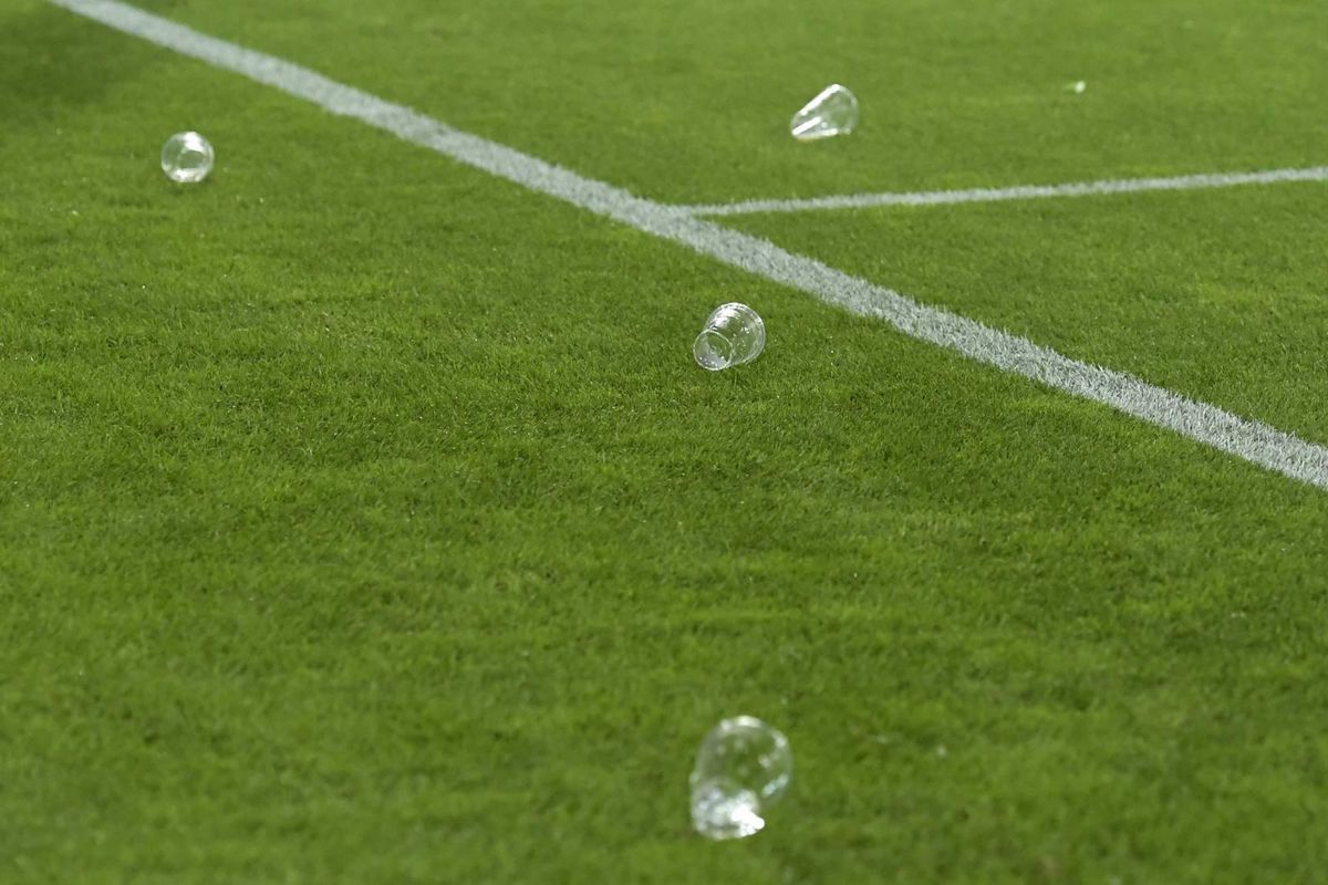 FC Utrecht gaat onderzoek doen naar supporters die bier op het veld gooiden