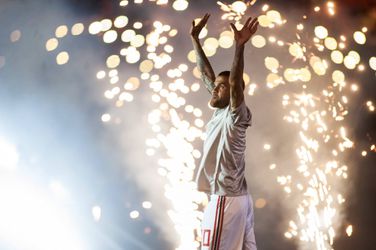 Dani Alves als een god onthaald bij zijn nieuwe club Sao Paulo (foto's en video)