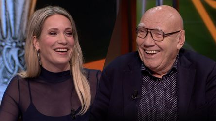 🎥 | Hélène Hendriks plaagt Kees Jansma: 'De oudste nog levende analist ter wereld!'