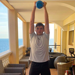 🏋 | Trainende Max Verstappen grapt met fitnessoefening over toekomstige F1-titel