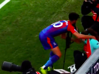 Palace-held Andros Townsend sprint fotografe omver en verontschuldigt zich meteen (video)