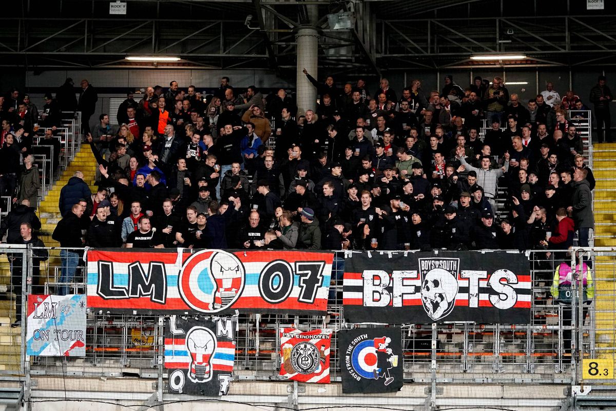 PSV-leiding praat met aantal fans over 'crisis'