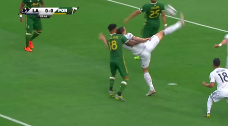 Pech voor Ibra! Zweed ziet acrobatische karatetrap uit stand op paal belanden (video)