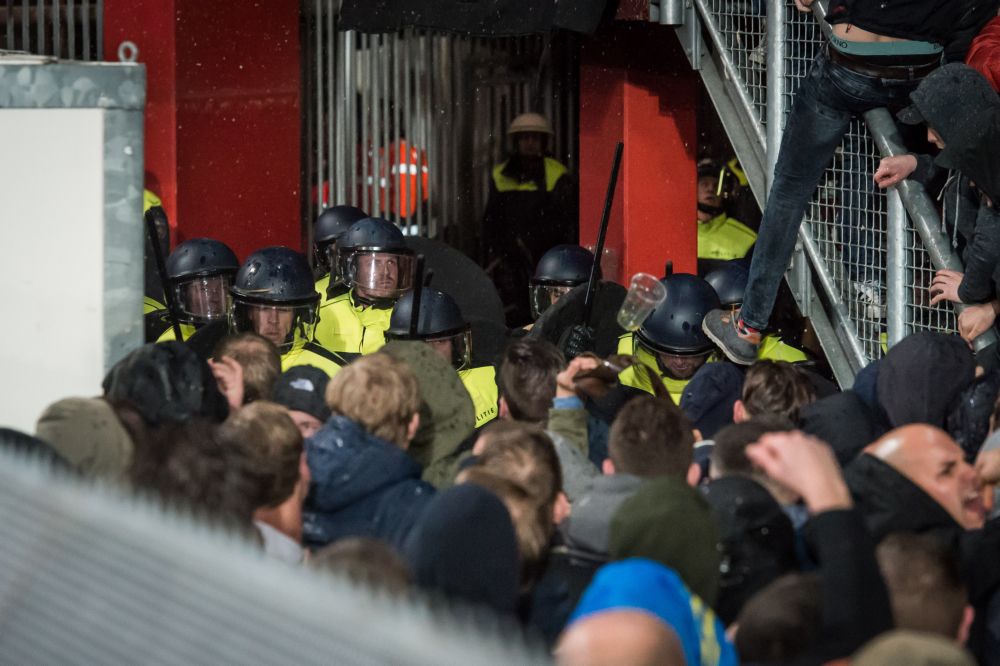 Politie valt supportershome Vak P binnen tijdens FC Twente - PSV vanwege drugshandel (video)