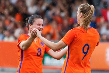 Nederlandse voetbalsters maken gehakt van Roemenen