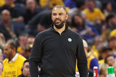 Zware straf voor Boston Celtics-coach: hele NBA-seizoen geschorst na 'relatie met medewerker'