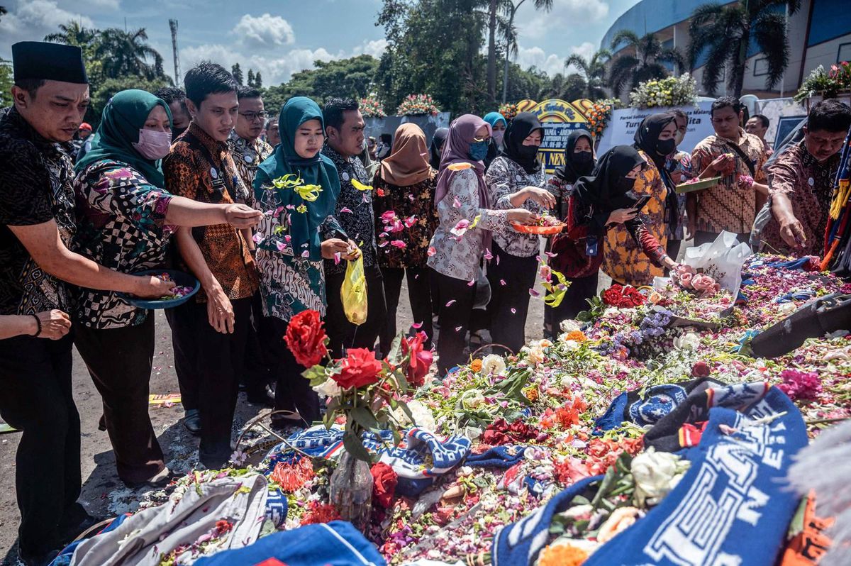 Politiechef geeft fouten bij stadionramp Indonesië toe, medewerkers Arema FC levenslang geschorst