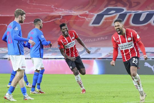 PSV even ondersteboven maar heeft daarna geen kind aan reuzendoder FC Utrecht