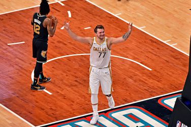 🎥 | Luka Dončić helpt Mavericks aan zege op Grizzlies met deze BUZZERBEATER