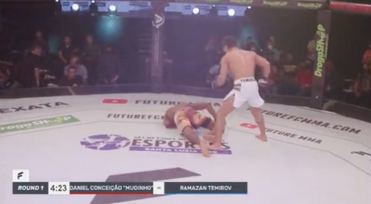 🎥 | Oezbeeks MMA-talent showt verpletterende KO: 'Hij sloeg hem naar volgende week'