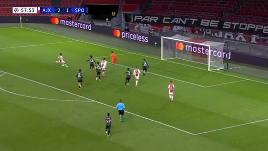 🎥 | David Neres beloont basisplek met een doelpunt (en Steven Berghuis scoort ook)