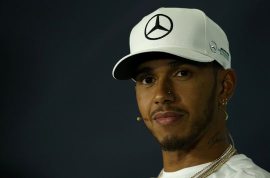 Hamilton geeft les in racen in Playstation-game Gran Turismo (video)