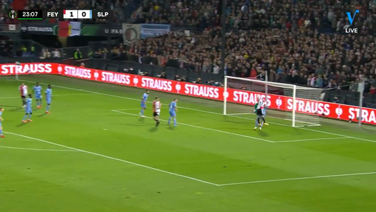 🎥 | 2-0! Bryan Linssen kopt raak tegen Slavia Praag