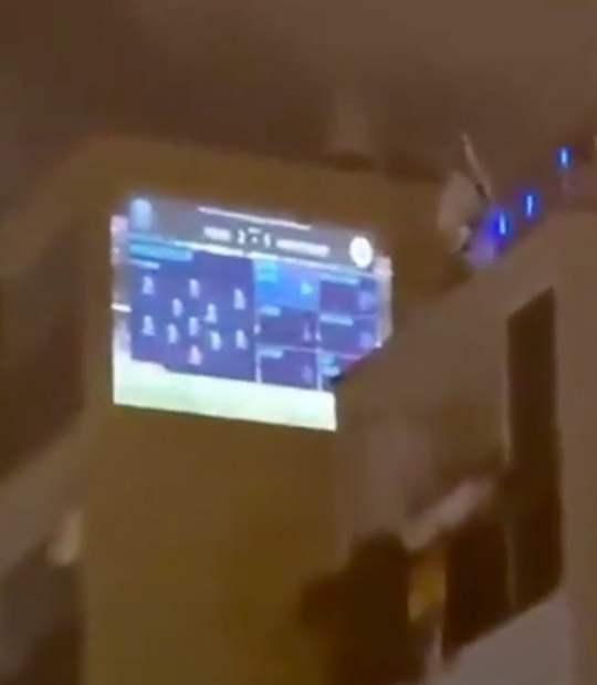 🎥 | HAHA! Gamers projecteren FIFA op de muur van de buren: video gaat viral