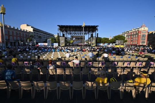 Treurige ploegenpresentatie voor de start van de Tour de France