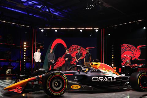 Max Verstappen kruipt woensdag al achter het stuur van de nieuwe RB18