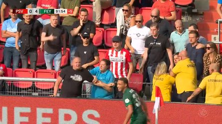 😂🎥 | Stewards moeten paar dolle PSV-fans tegenhouden na goal Cyriel Dessers