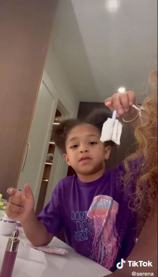 🎥​ | Dochter van Serena Williams vindt tampon: 'Dit is een kattenspeeltje!'