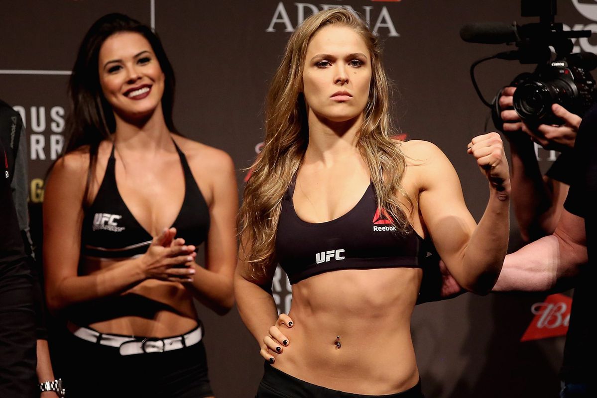 Ronda Rousey eerste vrouw die UFC- én nepworstelkampioen is (video)