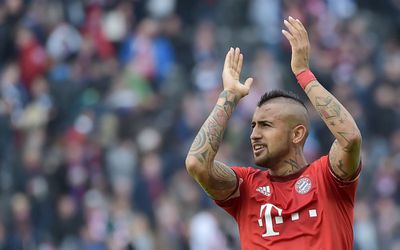 LOL! Vidal stript tot zijn onderbroek voor fans (foto)