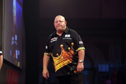 All hail Mervyn King! Veteraan zweet zich naar derde ronde op WK darts