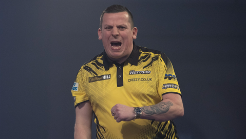 Ontketende Chisnall laat geen spaan heel van Van Gerwen: Nederlander roemloos uitgeschakeld op WK