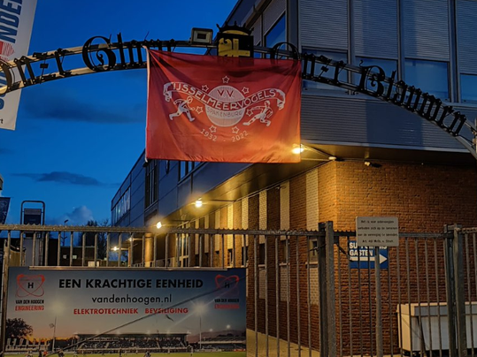 Verhitte derby tussen SV Spakenburg en IJsselmeervogels: dorp hangt vol met vlaggen van de 'rooie'