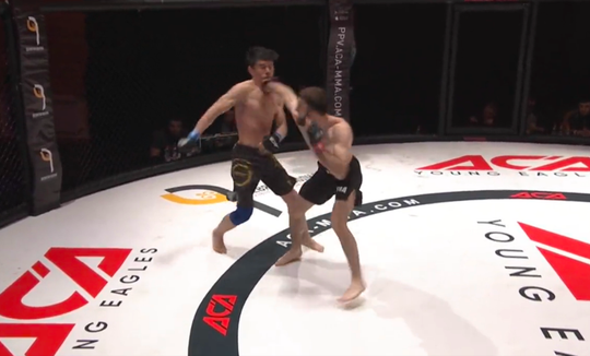 🎥 | Welterusten! ACA-knokker klapt te gretige opponent na 30 tellen KO