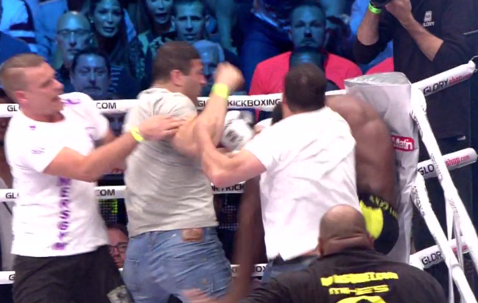 WTF! Groenhart slaat tegenstander K.O. en wordt aangevallen in de ring (video)