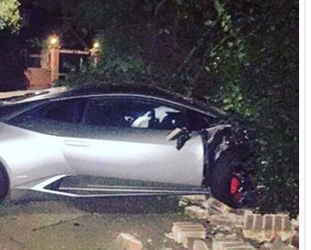 West Ham-spits rijdt peperdure Lamborghini in huis