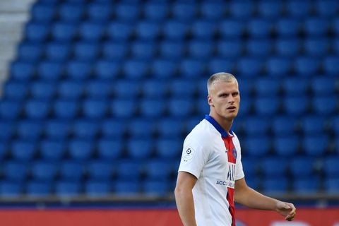 Mitchel Bakker gaat bij Bayer Leverkusen ballen