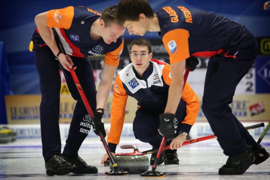 Curlingmannen verliezen derby, Olympische Spelen ver weg