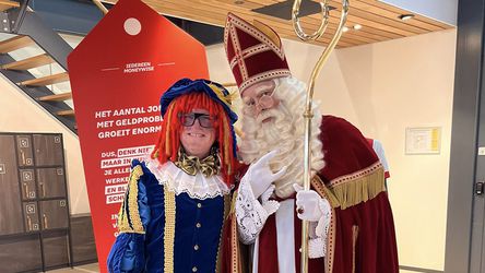 🎥 | René van der Gijp en 'directeurtje' als Sint en Piet bij Jumbo voor goed doel