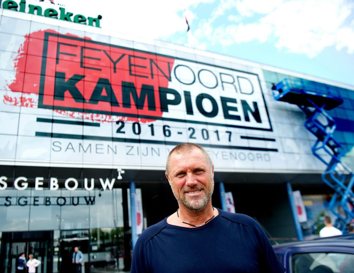 De Wolf reikt KNVB beker uit aan Feyenoord, Van Galen aan AZ