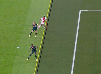 In de Eredivisie mag een speler komend seizoen 10 centimeter buitenspel staan