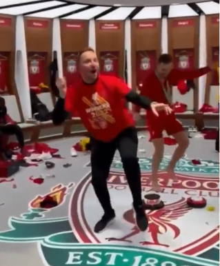 🎥 | Liverpool-assistent Pepijn Lijnders danst mee in kleedkamer: '4 bier en opgroeien in jaren '90'