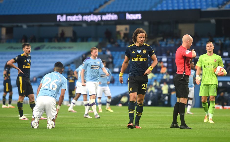 Manchester City wint eenvoudig door gepruts David Luiz